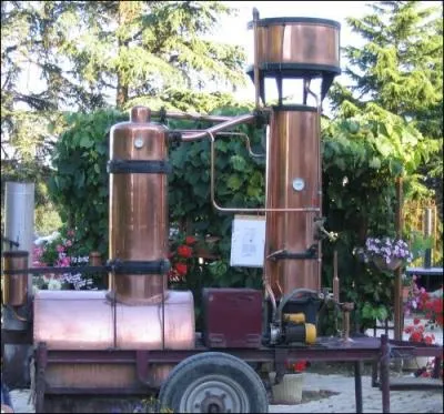 Une distillerie ambulante en cuivre ...