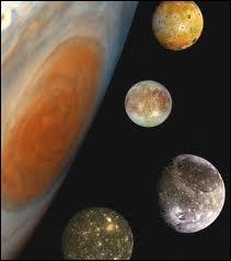 Jupiter se signale par une grande tache rouge, grande comme deux ou trois fois la Terre.  quoi est due cette tache ?