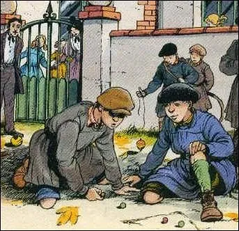 Jeux de billes pour les garons, marelle pour les filles, taient les occupations ludiques prfres de la cour de  rcr   . Quel autre jeu occupait galement les lves ?