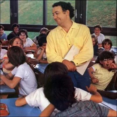 Qui pouse Coluche , inoubliable  instit  dbutant dans le film   Le Matre d'cole   de Claude Berri ?