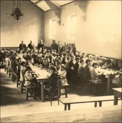 Je prfre manger  la cantine/Avec les copains et les copines... . Qui tait l'interprte de cette chanson populaire des annes 70 ?