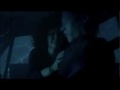 Pourquoi Elena veut-elle que Stefan sauve Matt et non elle, lorsque la voiture tombe dans l'eau ?