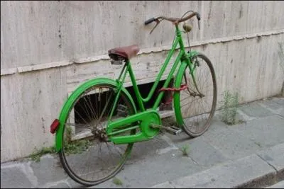 Yves Montand s'en allait sur les chemins avec Paulette,  ... .