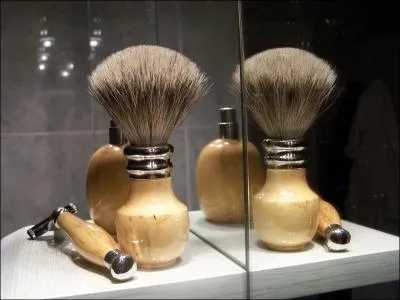 Ustensile pour les poilus, mais aussi un individu un peu ... con !