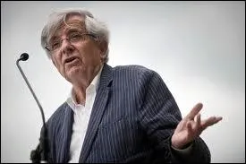 Politique : N  Belfort en 1939, il est encore bien vivant, mme s'il faillit passer l'arme  droite (vu qu'il est de gauche) en 1998 quand il sombra dans le coma. Fondateur du MRC.