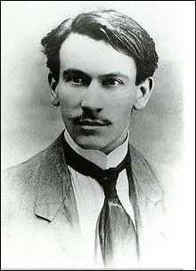 Littrature : N  Belmont (Doubs) en 1882. Dans sa jeunesse, il a d souffrir d'acn,  moins que sa mre ne tnt une mercerie. Deux films sortis en 2011 bass sur son roman le plus connu.