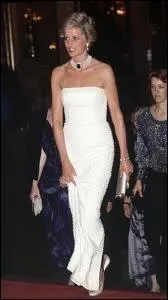 Lors des fianailles et du mariage Diana tait plutt pulpeuse. Elle traversa ensuite des problmes d'anorexie et de boulimie et perdit du poids, avant de retrouver une ligne exceptionnelle grce ?