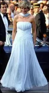 Diana avait fait de la danse galement, et adorait danser. Elle fit sensation lors d'une visite officielle aux USA, chez le Prsident Reagan  la Maison Blanche, en dansant avec ?