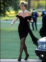 Diana tait habille de faon originale au dbut de sa vie de Princesse avant de devenir peu  peu une femme trs lgante, une icne de la mode. L'un de ses couturiers favoris tait ?