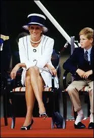 Diana a toujours eu un excellent contact avec les gens, et les populations du monde l'ont adore pour cela ds son arrive. Elle a choisi comme ligne de conduite pour sa vie ?