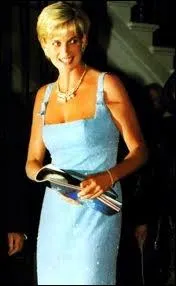 Quand on a demand par la suite les raisons de son choix de sa bague de fianailles avec un saphir et des diamants, qu'a-t-elle dit ?