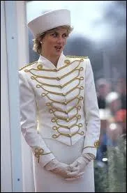 La famille Spencer tait dj trs lie  la famille royale, bien avant le mariage de Diana. Sa grand-mre, Lady Fermoy, tait Dame d'honneur de la Reine mre et Sarah, la soeur de Diana ?