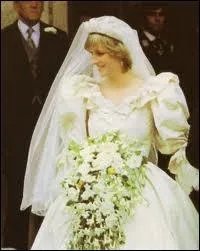 Pour son mariage, Diana avait choisi une robe de conte de fe ralise par les stylistes Emmanuel. Sa trane tait exceptionnellement longue, mesurant ?