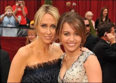 Comment s'appelle sa mre ?