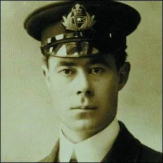 Comment s'appelle le cinquime officier du Titanic, le seul  tre revenu sur les lieux du naufrage pour repcher d'ventuels survivants ?