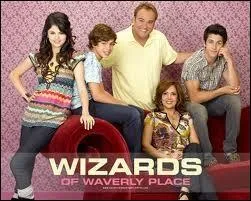 Quel rle joue-t-elle dans   Les Sorciers de Waverly Place  ?