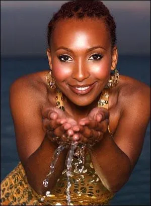 Chanteuse et mannequin, elle vit aux Etats-Unis. Quel est son nom ?