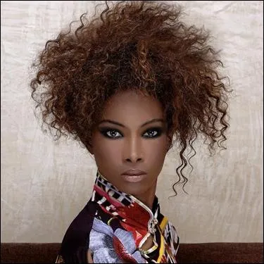 Cette pure beaut malienne est de plus en plus reconnue comme mannequin dans le monde de la mode franaise. Elle dfile pour Elite, Imane Ayissi, l'Oral et bien d'autres. Qui est-elle ?