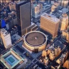 Il s'agit d'une vue sur le Madison square (carre) garden, la clbre salle de spectacles artistiques et sportifs de New-York ?
