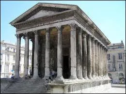 Vestige romain, la  maison carre  est situe ?