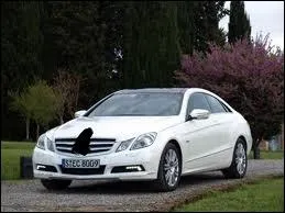 Quelle est la marque de cette voiture ?