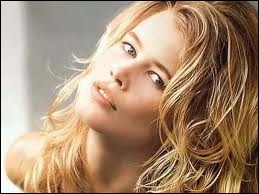 Une blonde pour terminer. Claudia Schiffer aux début des années 2000 interprète un publicité pour...