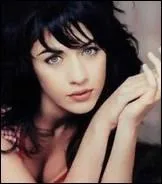 Plus brune qu'elle, tu meurs. Nolwen Leroy fait de la pub pour :