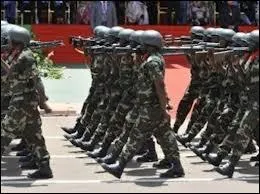 Nous voyageons toujours sur le continent africain, mais cette fois-ci gards par des soldats...