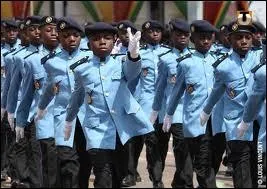 Aprs les femmes et les hommes voici les enfants. La trs jeune arme...