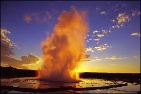 Le parc de Yellowstone aux Etats-Unis tire son nom du super-volcan qu'il abrite. Combien mesure la poche magmatique de ce phnomne ?