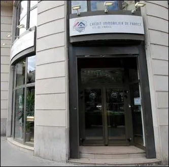 A quel organisme financier l'Etat vient en aide, afin d'viter une cascade de faillites d'autres banques ?