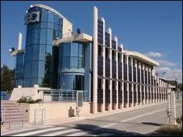 Dans quel site des Bouches-du-Rhne se trouve l'un des plus importants centres de recherche et de dveloppement sur l'nergie nuclaire en Europe ?