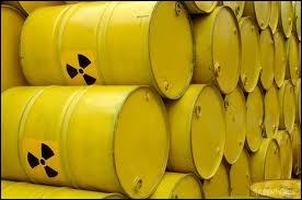 Quelle est environ la durée de vie des déchets radioactifs dit  à longue vie  , dont le projet est de les stocker en couche géologique profonde ?