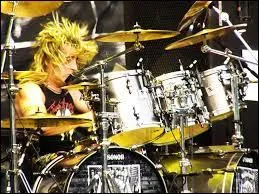 Sur quel album de Motrhead Mikkey Dee fit ses dbuts dans le groupe ?