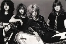 Quel groupe de rock entirement fminin a dj effectu une tourne avec Motrhead ?