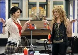 Qui c'est dguis en Shakira dans les Sorciers de Waverly Place ?