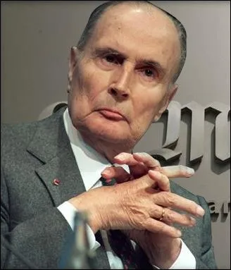 Quelqu'un en France dont je tairai le nom a donné l'ordre à la DGSE de couler le Rainbow Warrior de Greenpeace. Ça s'est passé en 1985 dans le port...