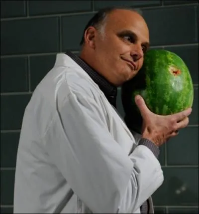 Mdecin lgiste de la police de Santa Barbara, il a beaucoup d'admiration est de sympathie pour le personnage principal et c'est rciproque. C'est