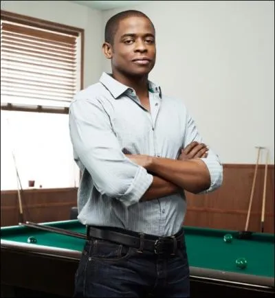 Meilleur ami du personnage principal et il vend des produits pharmaceutiques et a une voiture de fonction bleue. C'est