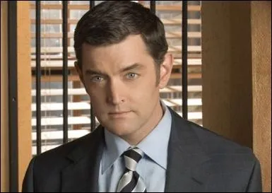 Inspecteur qui ne souhaite pas voir les deux personnages principaux au travers de son chemin, est souvent en comptition avec eux. C'est...