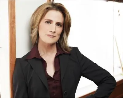 Chef qui a cru trs rapidement aux dons de mdium du personnage principal, malgr les excentricits de celui-ci. C'est une personne droite et juste. C'est