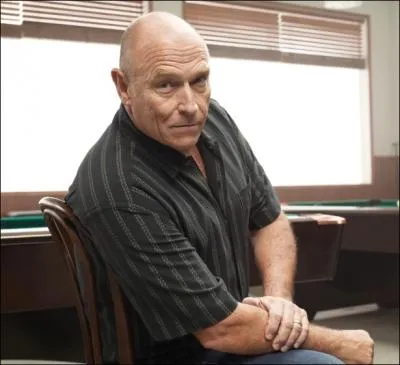 Pre du personnage principal, c'est un ancien policier en retraite, qui mne depuis une vie sereine et tranquille. C'est  grce   lui que son fils a su dvelopper son don d'observation. C'est...