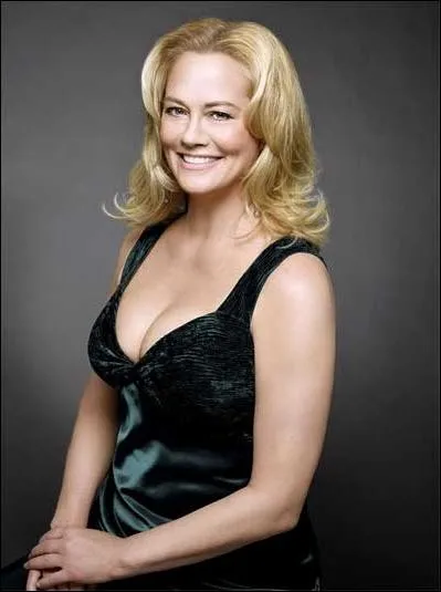 Mre du personnage principal, elle est psychologue. Elle est partie quand son fils tait tout jeune. C'est