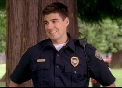 Officier de police un peu simplet qui ne souhaite qu'tre reconnu par ses pairs. Il souhaite devenir un jour inspecteur. C'est