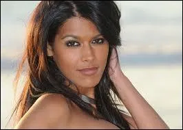 Comment s'appelle la femme qui joue Ayem ?