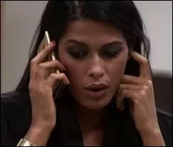 A quel homme Ayem envoyait des messages et des mails ?