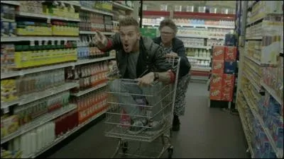 Donne-moi un peu de toi avant que tout s'en aille / Donne-moi un peu de toi et je serai de taille / Donne-moi la main ... .