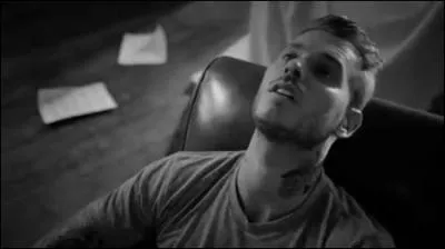 L'amour lui aussi s'endort sur ses regrets / On se retourne vers Dieu quand on descend... ... . .