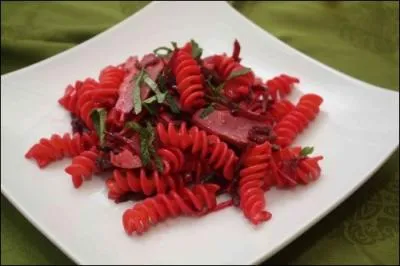 Voici une recette rafraîchissante et fort agréable, très originale en déclinant les couleurs rouges. Comment s'appellent les pâtes qui accompagnent la betterave ?