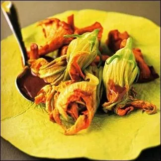 Vous aimerez cette recette subtile aux fleurs de courgettes et girolles. Savez-vous quelles fleurs il convient de prélever sur le pied ?
